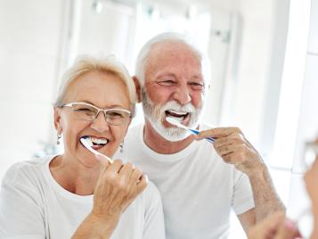 Wie pflege ich mein Zahnimplantat? Alle Tipps auf einen Blick.